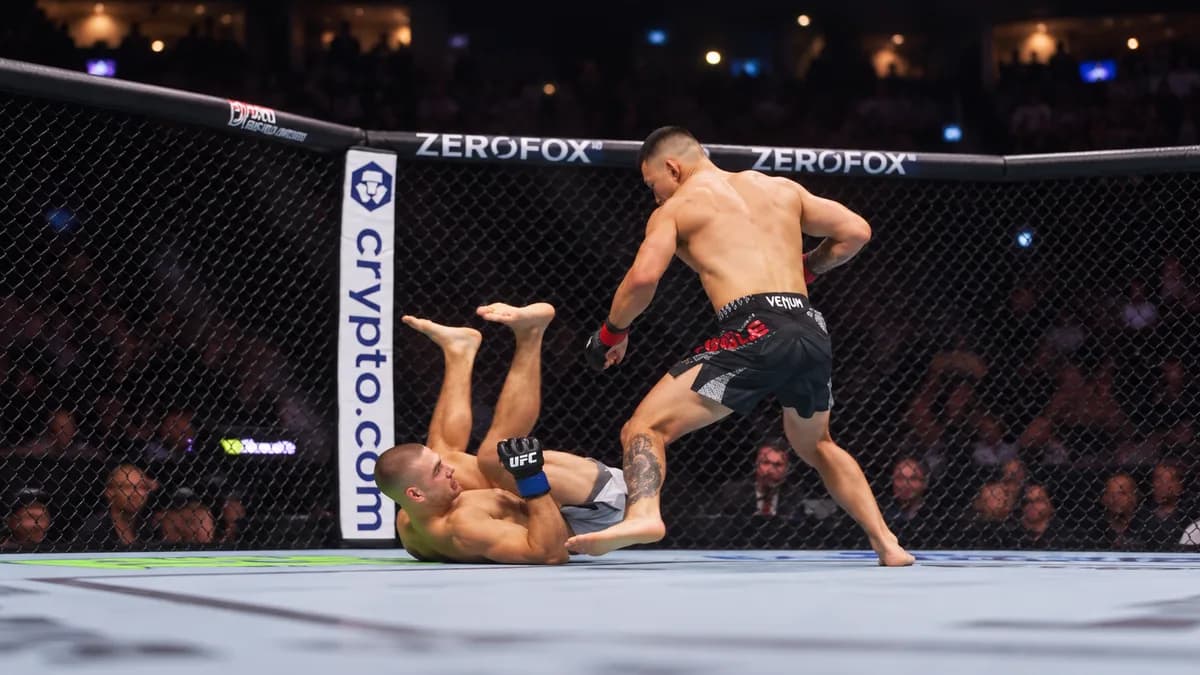 Kody Steele conecta golpes a Noah Gugnon durante su victoria en el primer asalto de UFC 333 en Abu Dabi.