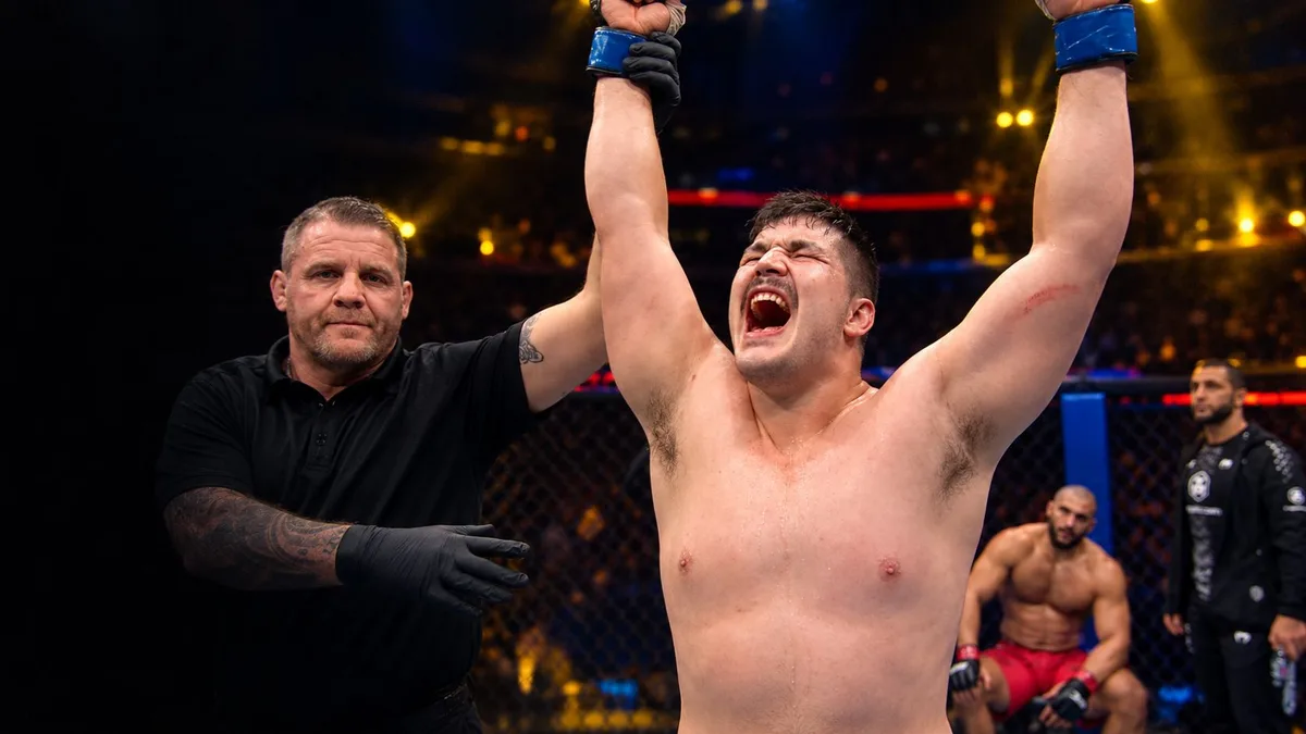 Joel Faglier celebra su victoria por nocaut en UFC