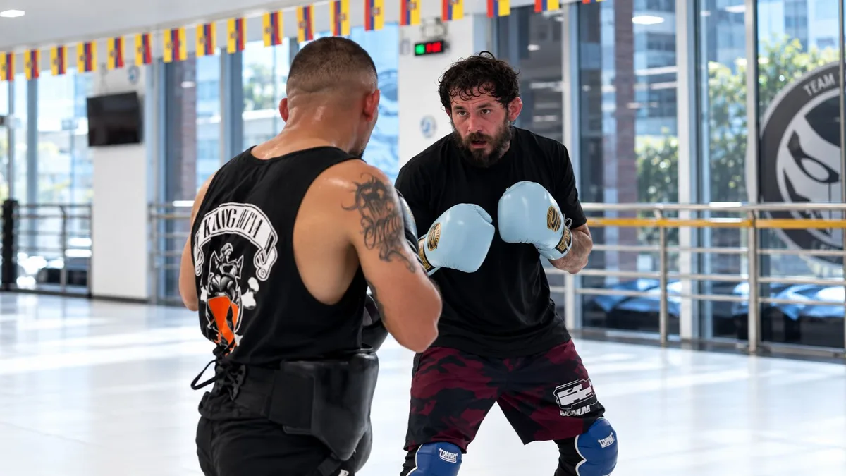 Cauchito Muñoz y Chito Vera durante una sesión de entrenamiento, con guantes y equipo de protección.