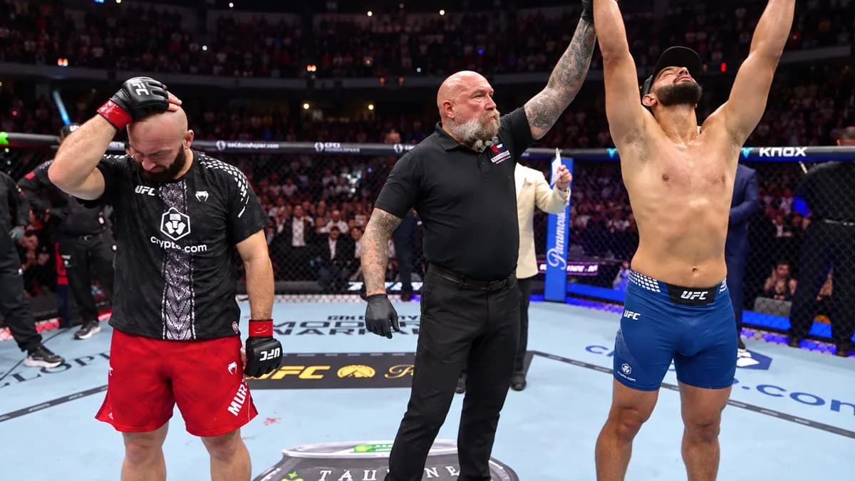 Dominick Reyes levanta los brazos junto al árbitro y Azamat Murzakanov tras su victoria en UFC 333.