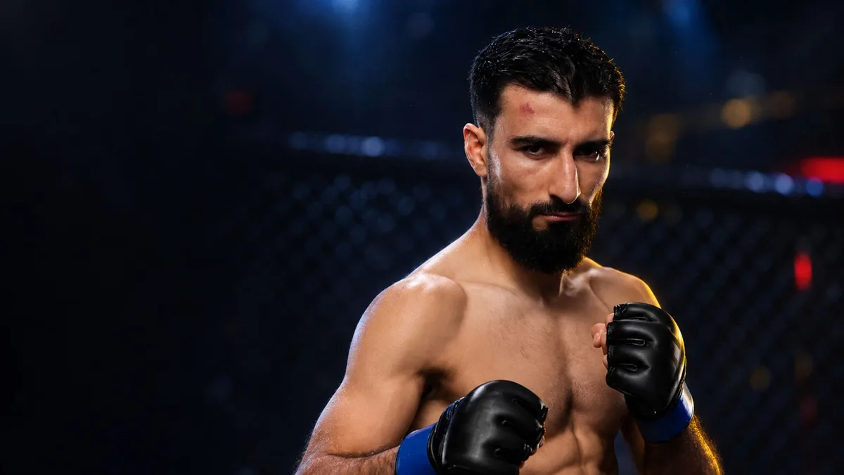 Farid Basharat posa con los puños levantados, protagonista de la nota sobre su salida invicto del roster de UFC.
