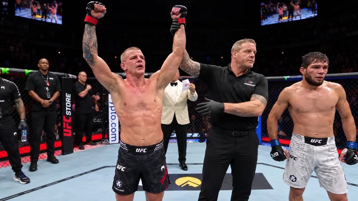 Grant Dawson levanta los brazos junto al árbitro tras vencer a Nurullo Aliev en UFC 333.