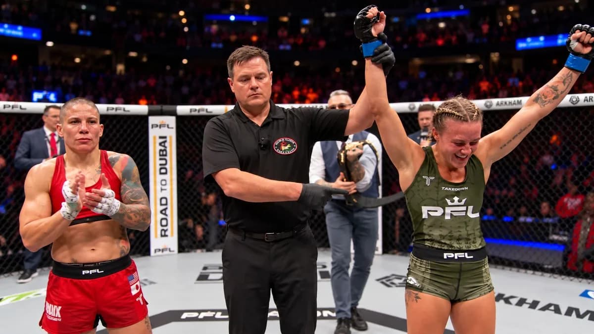 Jena Bishop celebra con los brazos levantados tras vencer a Liz Carmouche y conquistar el título mosca de PFL en Chicago.