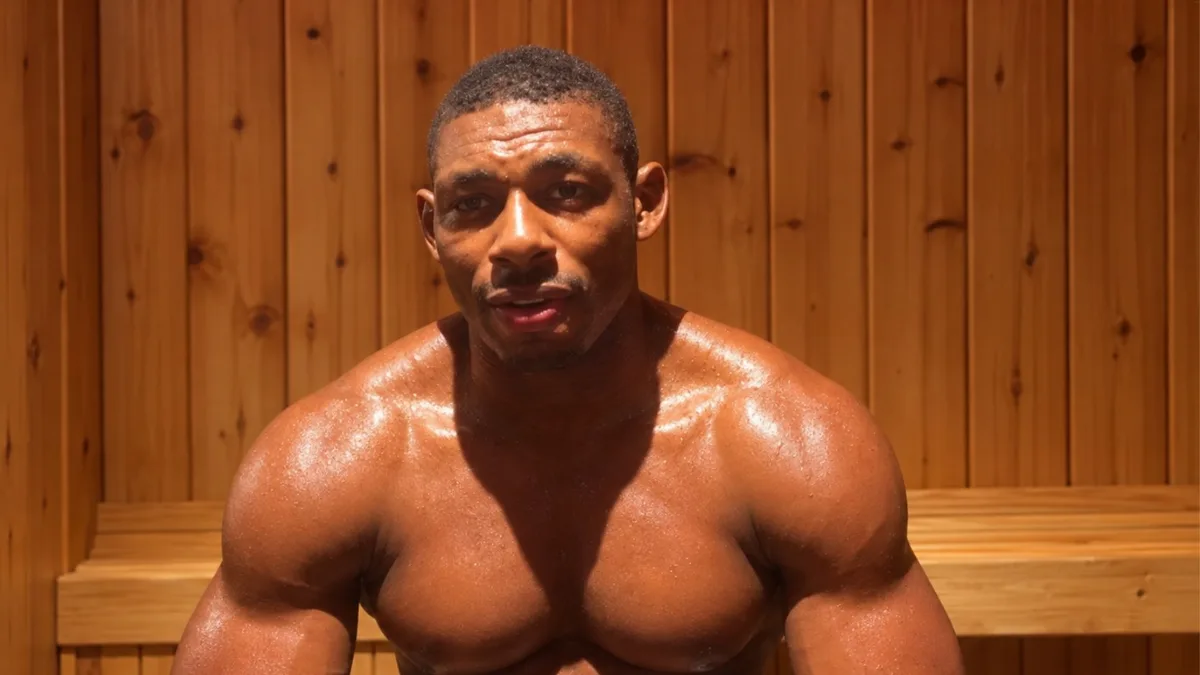 Joaquin Buckley habla ante la cámara desde una sauna sobre su intención de retirarse tras una última pelea en UFC.