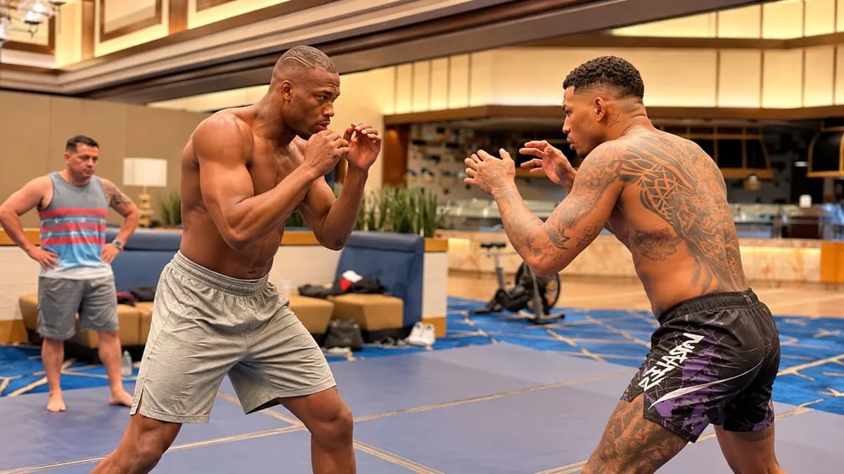 Mayton Perea y Michael Morales entrenan juntos sobre una superficie de colchonetas.