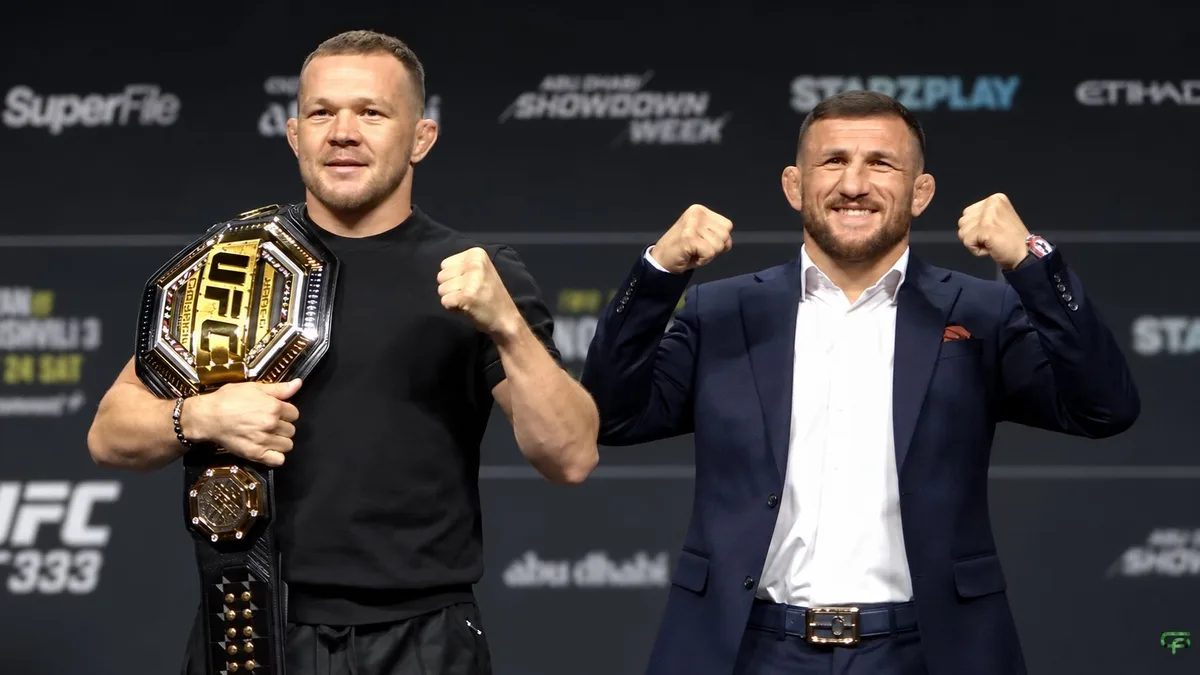 Montaje de Petr Yan con el cinturón de UFC y Merab Dvalishvili de traje, ambos con los puños levantados.