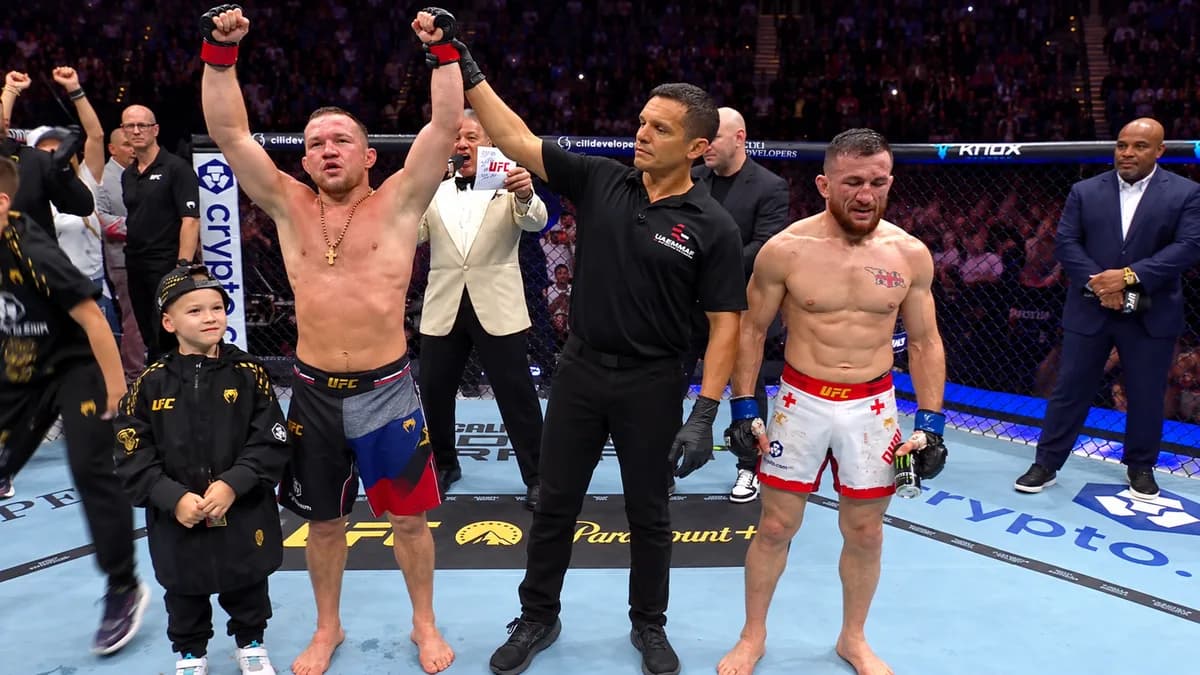 Petr Yan levanta los brazos mientras el árbitro lo declara ganador frente a Merab Dvalishvili en UFC 333.