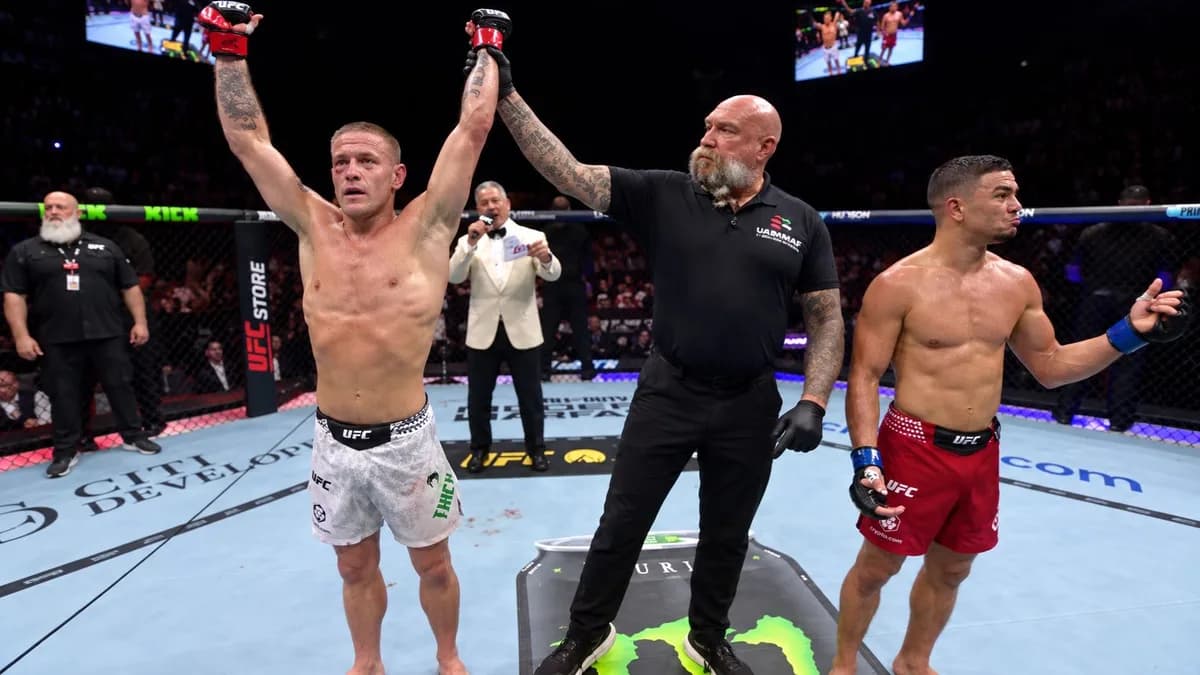 El árbitro levanta el brazo de Colby Thicknesse tras su victoria ante Asaf Chopurov en UFC 333.