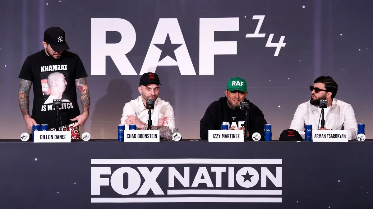 Dillon Danis de pie y Arman Tsarukyan sentado durante la conferencia de RAF 14, antes de la trifulca.