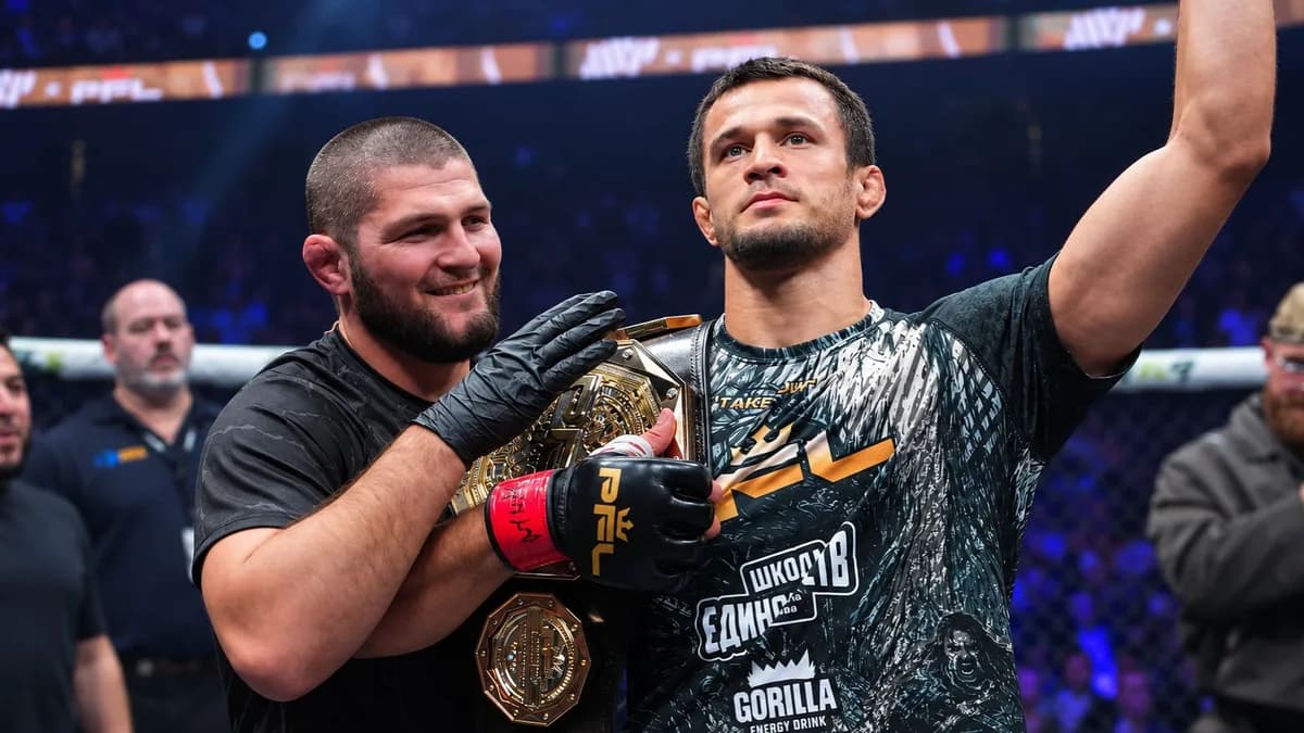 Usman Nurmagomedov levanta un brazo junto a Khabib y luce su cinturón de PFL.