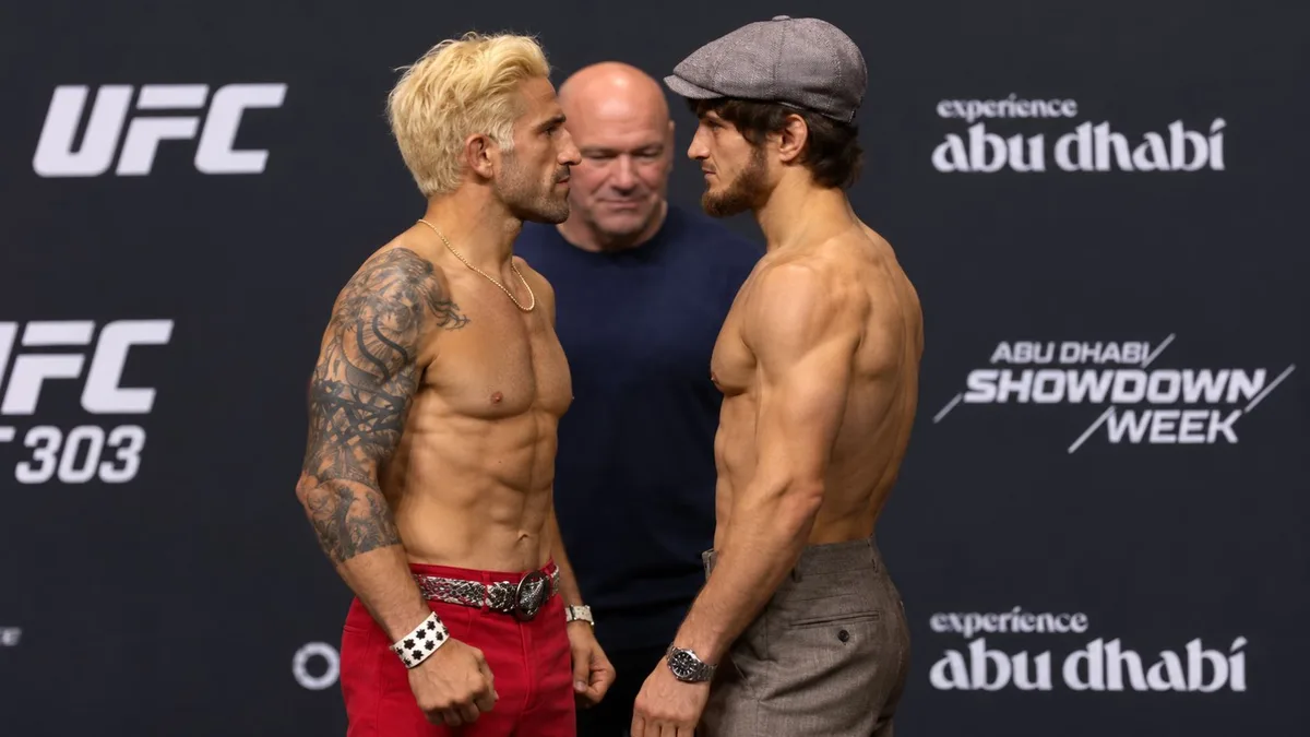 Volkanovski y Evloev frente a frente, con Dana White detrás, en una imagen editada del careo.