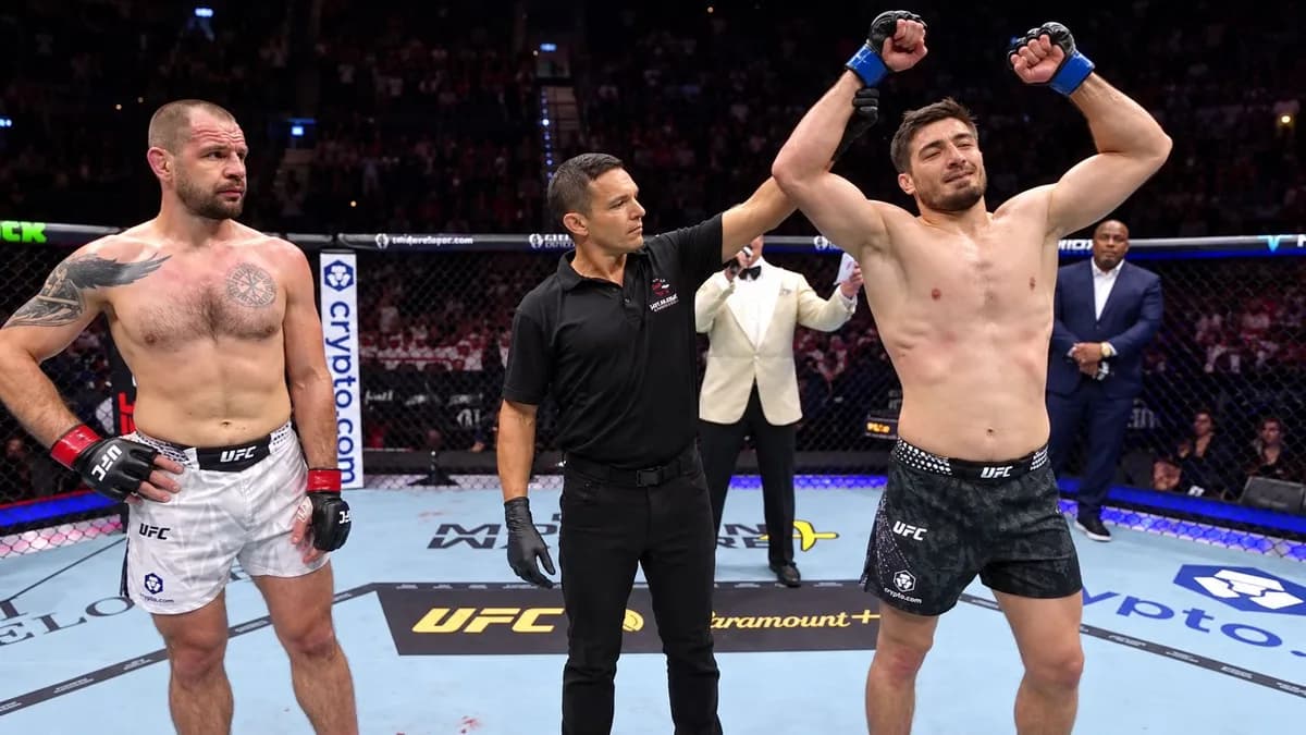 Yakhyaev levanta ambos brazos mientras el árbitro lo declara ganador frente a Krylov en UFC 333.